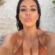  Kim Kardashian : selfie sexy et d&eacute;collet&eacute; 
