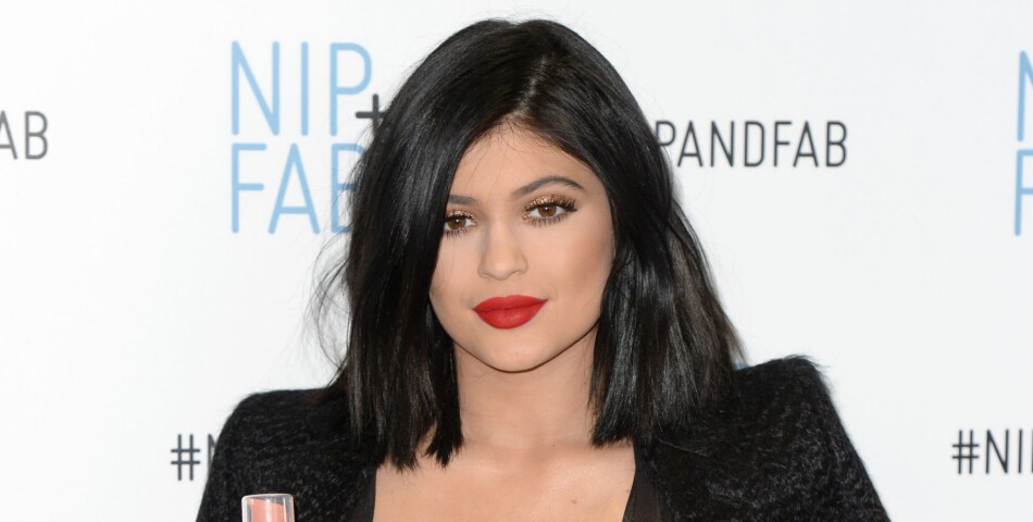 Kylie Jenner : décolleté transparent sexy à Londres le 14 mars 2015 