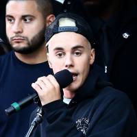 Justin Bieber : émeute, concert pour ses fans et délire avec Cauet à Paris