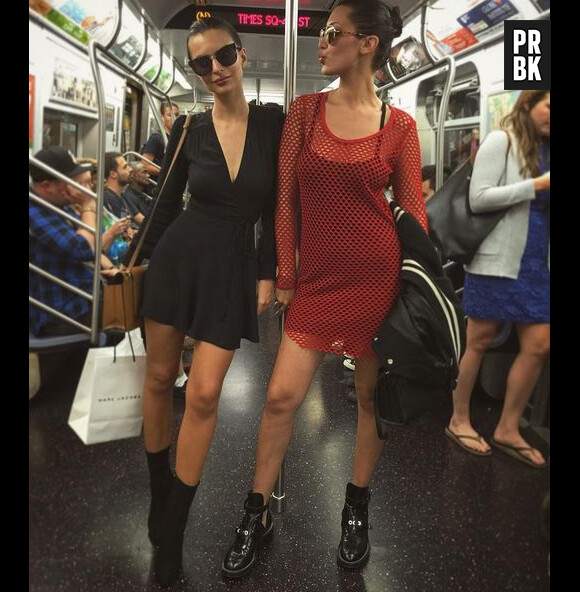 Emily Ratajkowski sexy et incognito dans le métro de New York