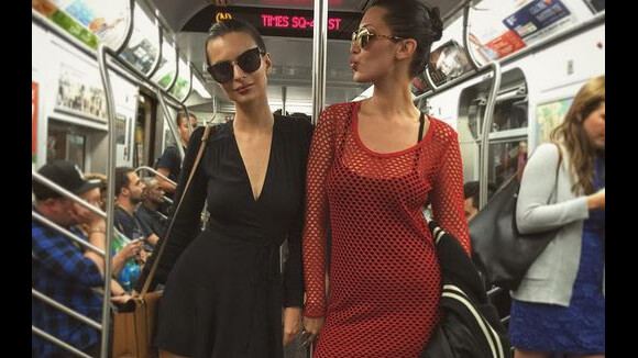 Emily Ratajkowski sexy, décolletée et incognito dans le métro new-yorkais sur Instagram