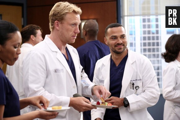 Grey's Anatomy saison 12, épisode 2 : Kevin McKidd (Owen) et Jesse Williams (Jackson) sur une photo