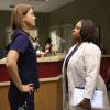 Grey's Anatomy saison 12, épisode 2 : Ellen Pompeo (Meredith) et Chandra Wilson (Bailey) sur une photo