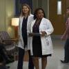 Grey's Anatomy saison 12, épisode 2 : Chandra Wilson (Bailey) et Ellen Pompeo (Meredith) sur une photo