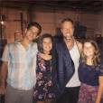 Teen Wolf saison 5 : Chris Argent de retour, JR Bourne et Tyler Posey posent avec deux fans sur le tournage le 1er octobre 2015