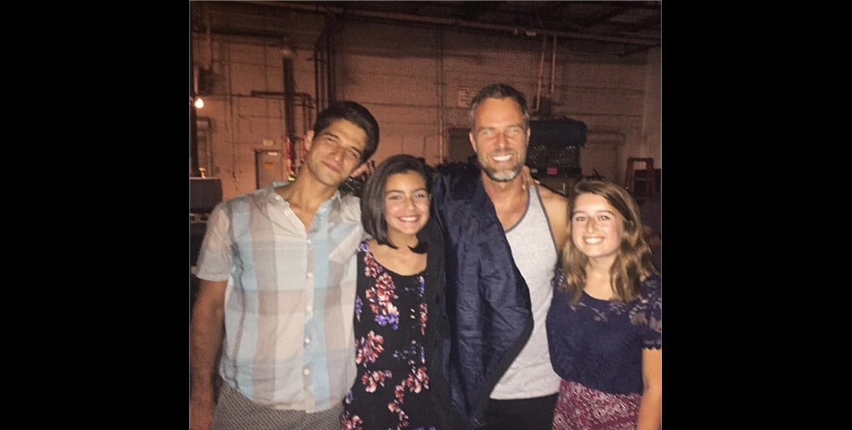 Teen Wolf saison 5 : Chris Argent de retour, JR Bourne et Tyler Posey posent avec deux fans sur le tournage le 1er octobre 2015
