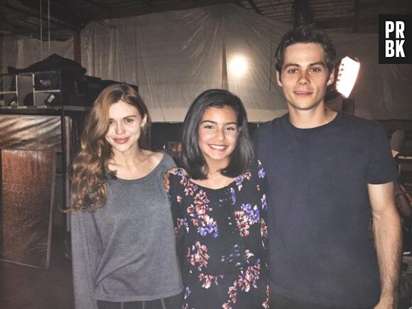 Teen Wolf saison 5 : Dylan O'Brien et Holland Roden posent avec une fan sur le tournage le 1er octobre 2015