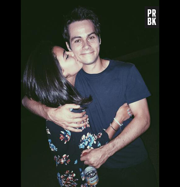 Teen Wolf saison 5 : Dylan O'Brien pose avec une fan sur le tournage le 1er octobre 2015