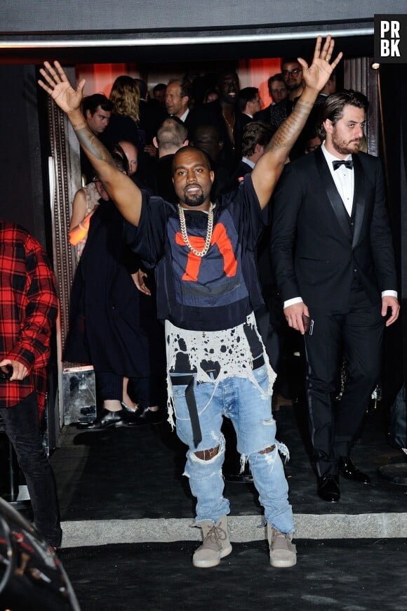 Kanye West souriant pour fêter les 95 ans du magazine Vogue à Paris le 3 octobre 2015