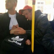 Un handicapé mental rassuré par un inconnu dans un bus bondé : la photo qui émeut Facebook