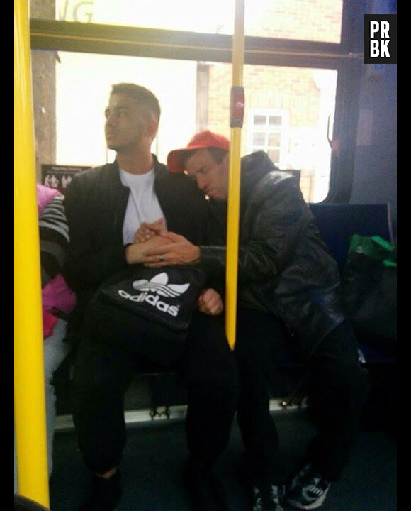 Facebook : Godfrey Cuotto, un jeune étudiant canadien, a déclenché une vague de likes en acceptant de tenir la main à un handicapé dans le bus