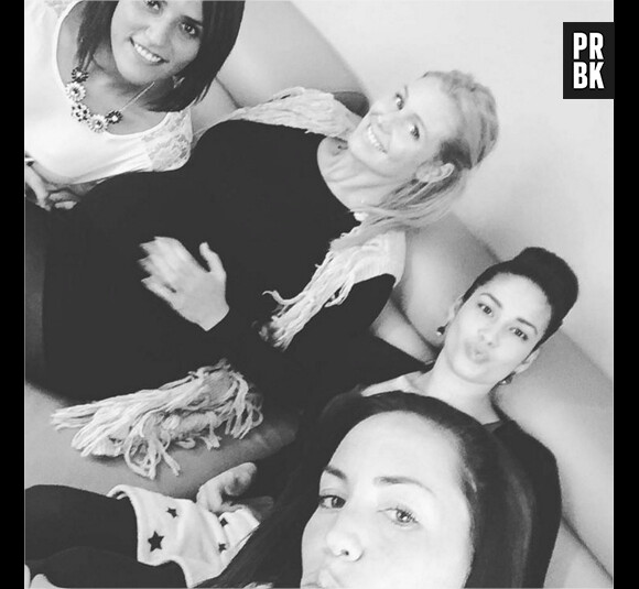 Aurélie Van Daelen entourée de ses amies pour sa baby shower