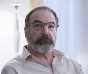 Homeland saison 5, épisode 4 : Saul (Mandy Patinkin) sur une photo