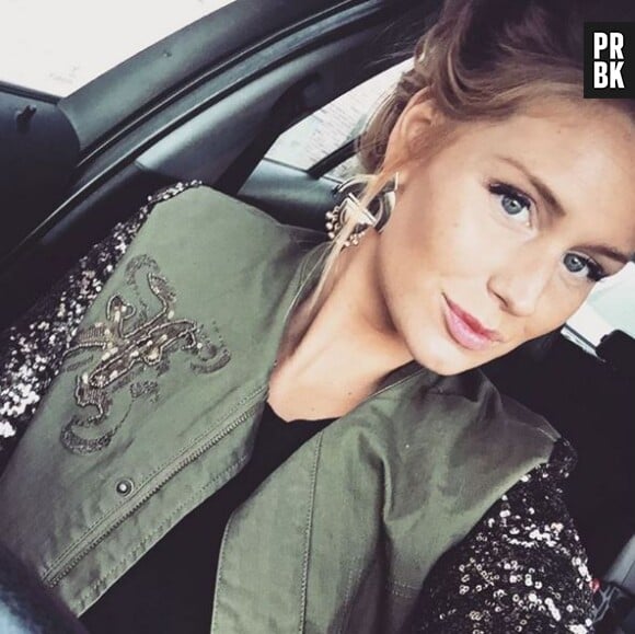 Aurélie Van Daelen selfie en voiture sur Instagram