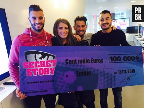 Emilie Fiorelli (Secret Story 9) reçoit son chèque de 100 000 euros