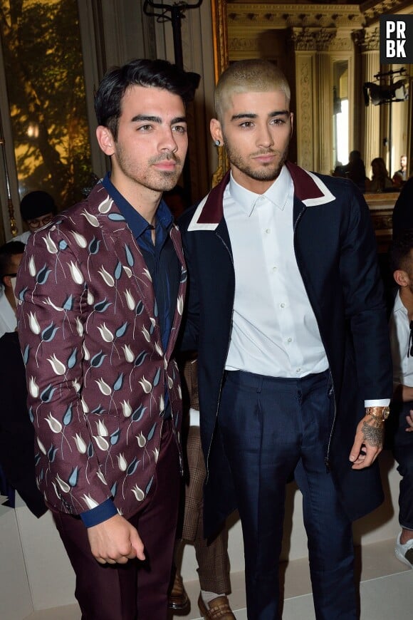 Zayn Malik et Joe Jonas ensemble lors du défilé Valentino à Paris, en juin 2015