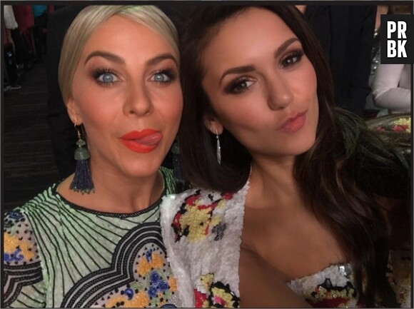 Nina Dobrev et Julianne Hough dans les coulisses des American Music Awards 2015