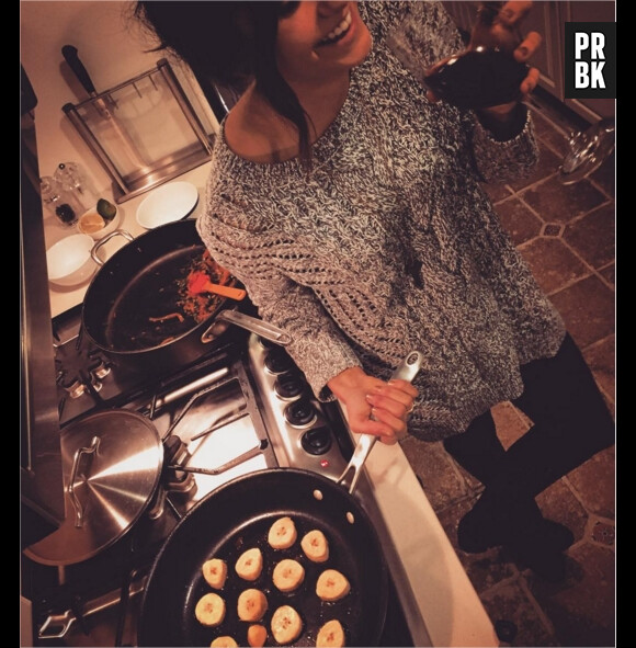 Nina Dobrev : séance de cuisine pour ses amis