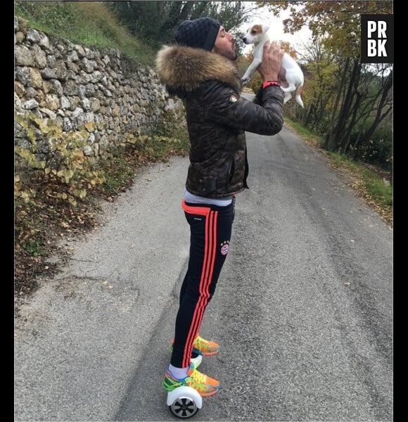 Thomas Vergara pose avec le chien de Nabilla Benattia sur Instagram