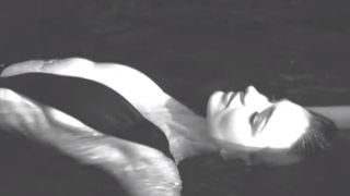 Miranda Kerr topless pour Love Magazine : 7 GIFs qui vont vous donner envie de nager avec elle
