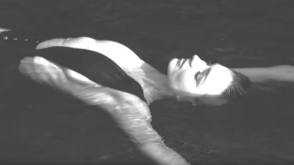 Miranda Kerr topless pour Love Magazine : 7 GIFs qui vont vous donner envie de nager avec elle
