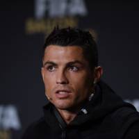 Cristiano Ronaldo : sa statue taguée par un fan de Lionel Messi, sa soeur dérape sur Twitter