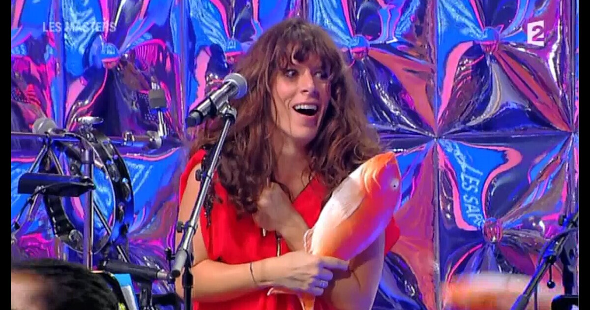 N'oubliez pas les paroles : une choriste de Nagui perd (presque) sa robe - PureBreak