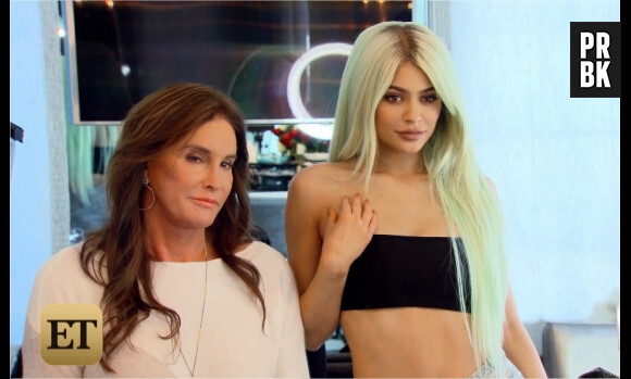 Kylie Jenner apprend à Caitlyn Jenner comment poser devant un photographe dans L'incroyable famille Kardashian