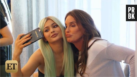 Kylie Jenner apprend à Caitlyn Jenner comment poser devant un photographe dans L'incroyable famille Kardashian