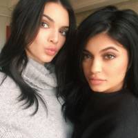 Kendall Jenner : shooting sexy avec Kylie pour leur nouvelle collection de vêtements et polémique