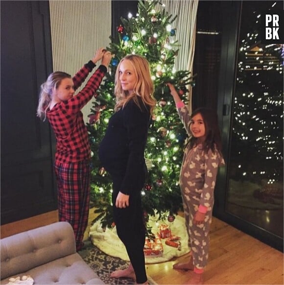 Candice Accola enceinte pour Noël avec ses belles-filles
