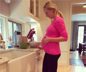 Candice Accola enceinte : son mari Joe King poste une photo de son ventre rond