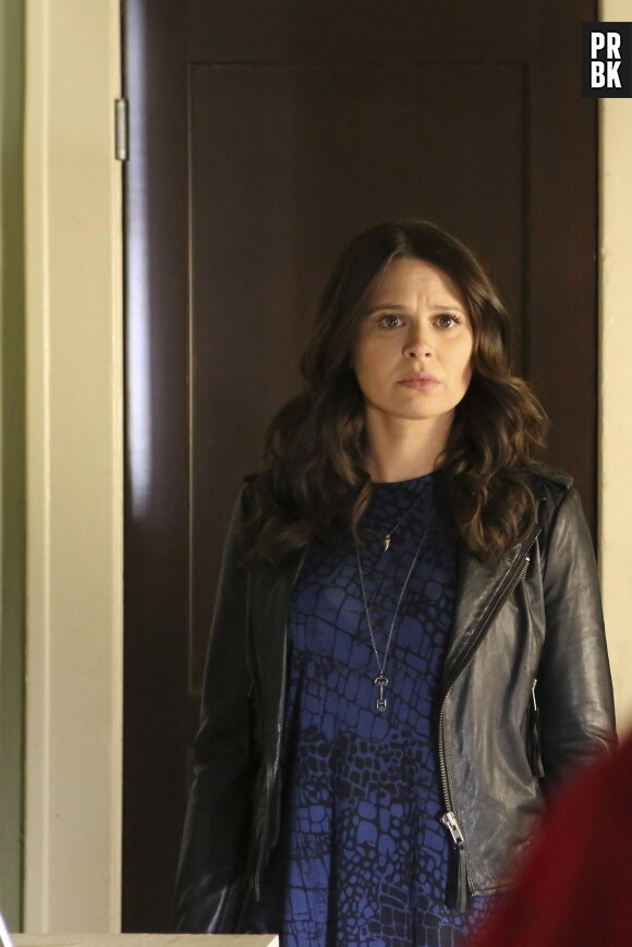 Scandal saison 5, épisode 10 : Quinn (Katie Lowes) sur une photo