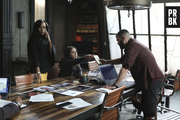 Scandal saison 5, épisode 10 : Olivia (Kerry Washington), Quinn (Katie Lowes) et Huck (Guillermo Diaz) sur une photo