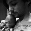 Louis Tomlinson pose avec son fils Freddie Reign sur Instagram