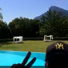 Les Marseillais South Africa : Julien près de la piscine