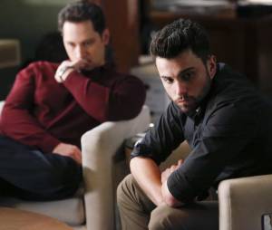 How to Get Away with Murder saison 2, épisode 14 : Asher (Matt McGory) et Connor (Jack falahee) sur une photo