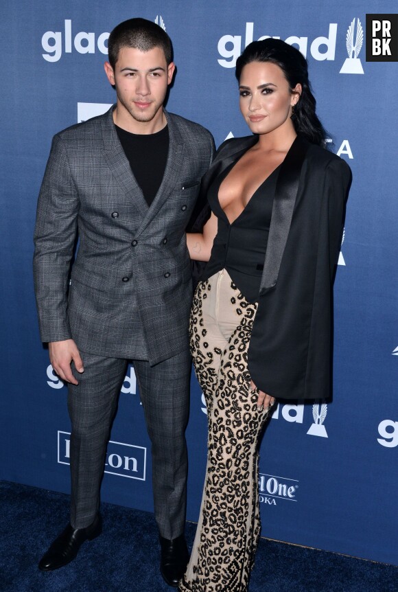 Nick Jonas et Demi Lovato sur le tapis rouge des GLAAD Awards 2016 le 2 avril à Los Angeles