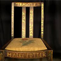J.K. Rowling : la chaise sur laquelle elle a écrit Harry Potter aux enchères...et ça coûte très cher