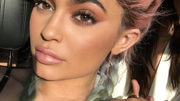 Kylie Jenner descendue par un Youtubeur beauté pour sa ligne de maquillage, répond au clash