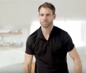 Nicolas (Koh-Lanta 2016) dans la publicité pour le déodorant Narta Impeccable Anti-Traces Global.