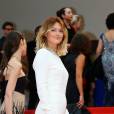 Caroline Receveur monte les marches au Festival de Cannes le 13 mai 2016