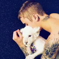 Justin Bieber choque Instagram avec un lionceau affamé