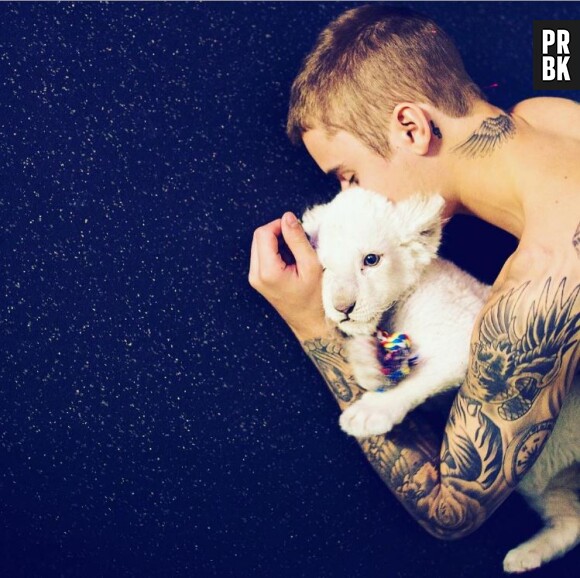 Justin Bieber pose sur Instagram avec un lionceau affamé.