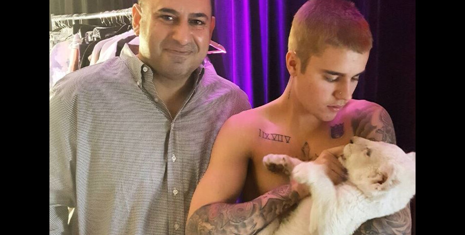 Justin Bieber fait des câlins à un lionceau affamé sur Instagram.
