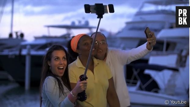 La perche à selfie automatique avec ventilateurs, lumières LED ? Un buzz inventé pour la série UnREAL