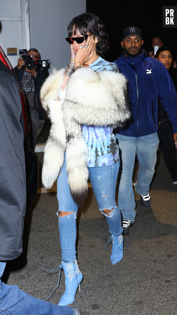 Rihanna portant ses lunettes Rihanna x Dior et ses chaussures Rihanna x Manolo Blahnik.
