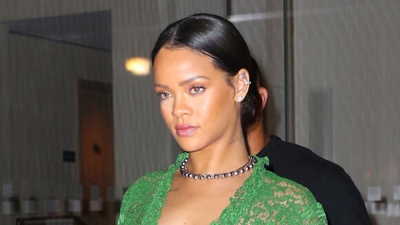 Rihanna seins et fesses à l'air : sa robe transparente montre TOUT