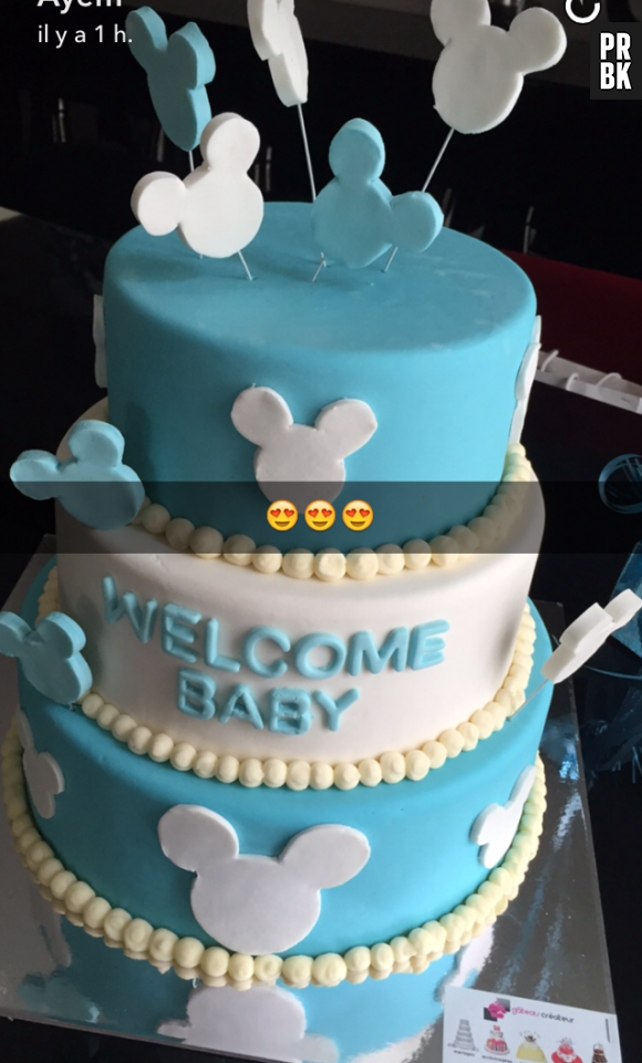 Ayem Nour dévoile un gâteau ressemblant à celui d'une baby shower.