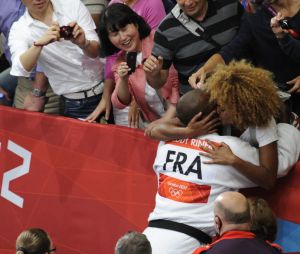 Teddy Riner retrouve sa compagne Luthna Plocus après sa victoire aux JO 2012